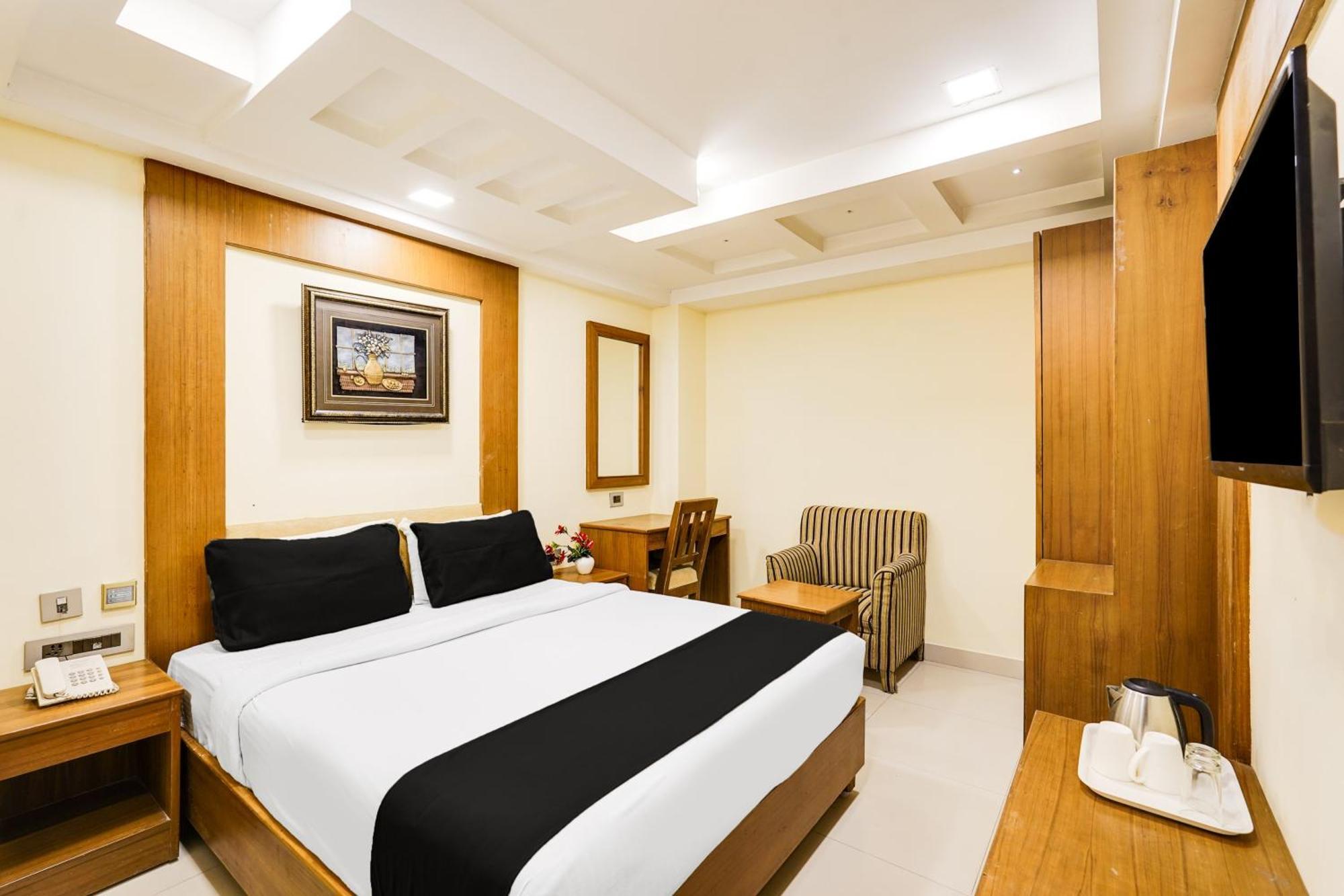 Super Townhouse Oak Alandur Near Chennai Airport Formerly Vijay Park Exterior foto