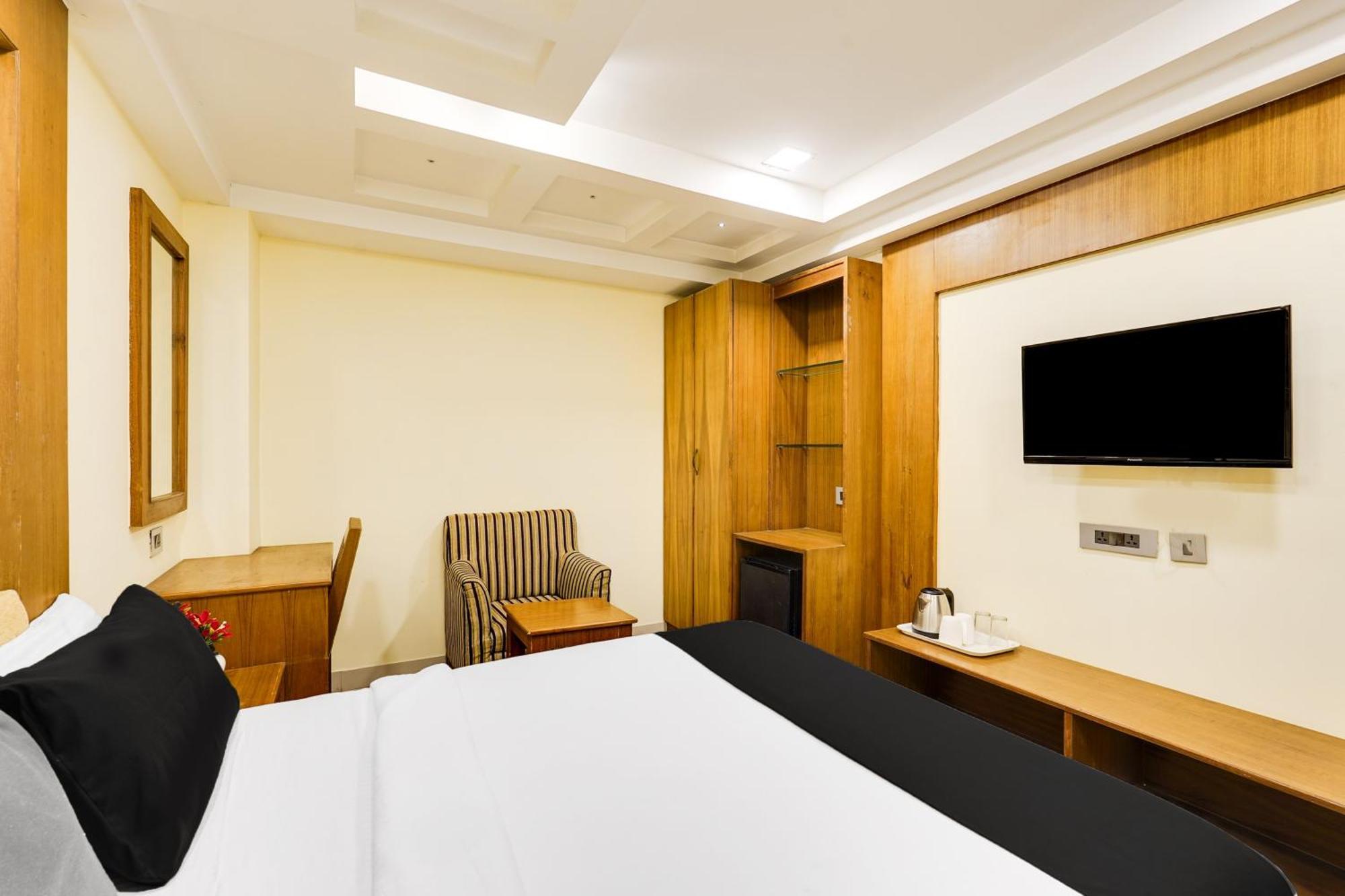 Super Townhouse Oak Alandur Near Chennai Airport Formerly Vijay Park Exterior foto